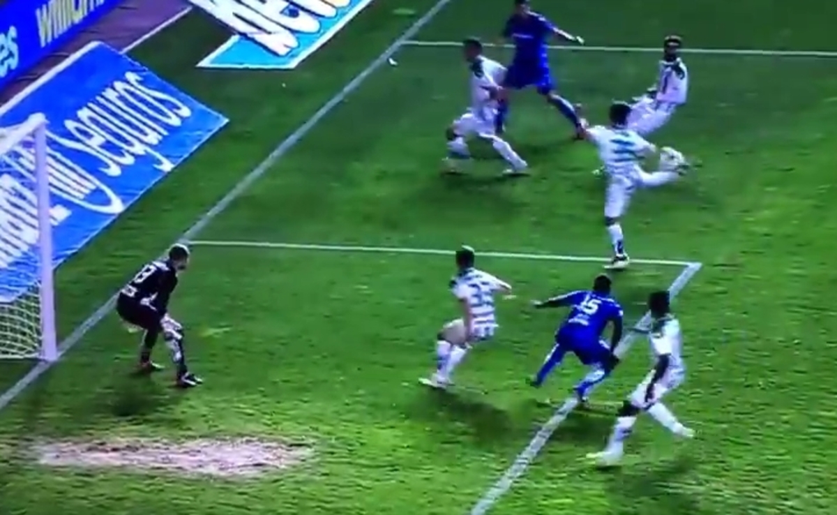 Απίθανο αυτογκόλ με τακουνάκι