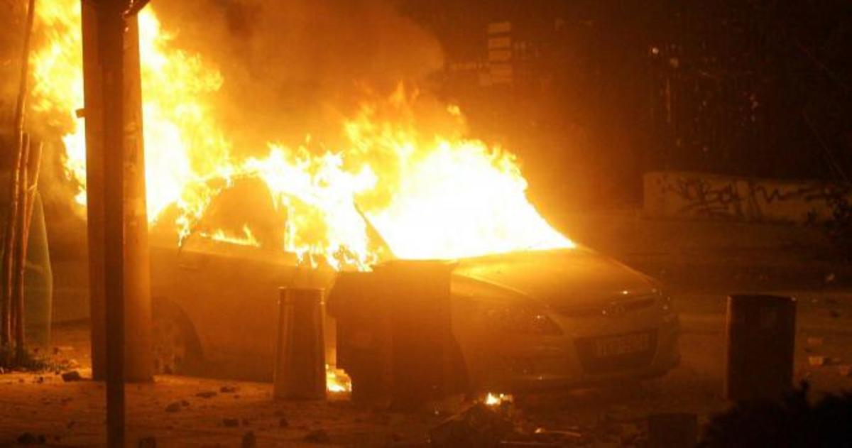 Έκαψαν αυτοκίνητο στο προαύλιο του υπουργείου!