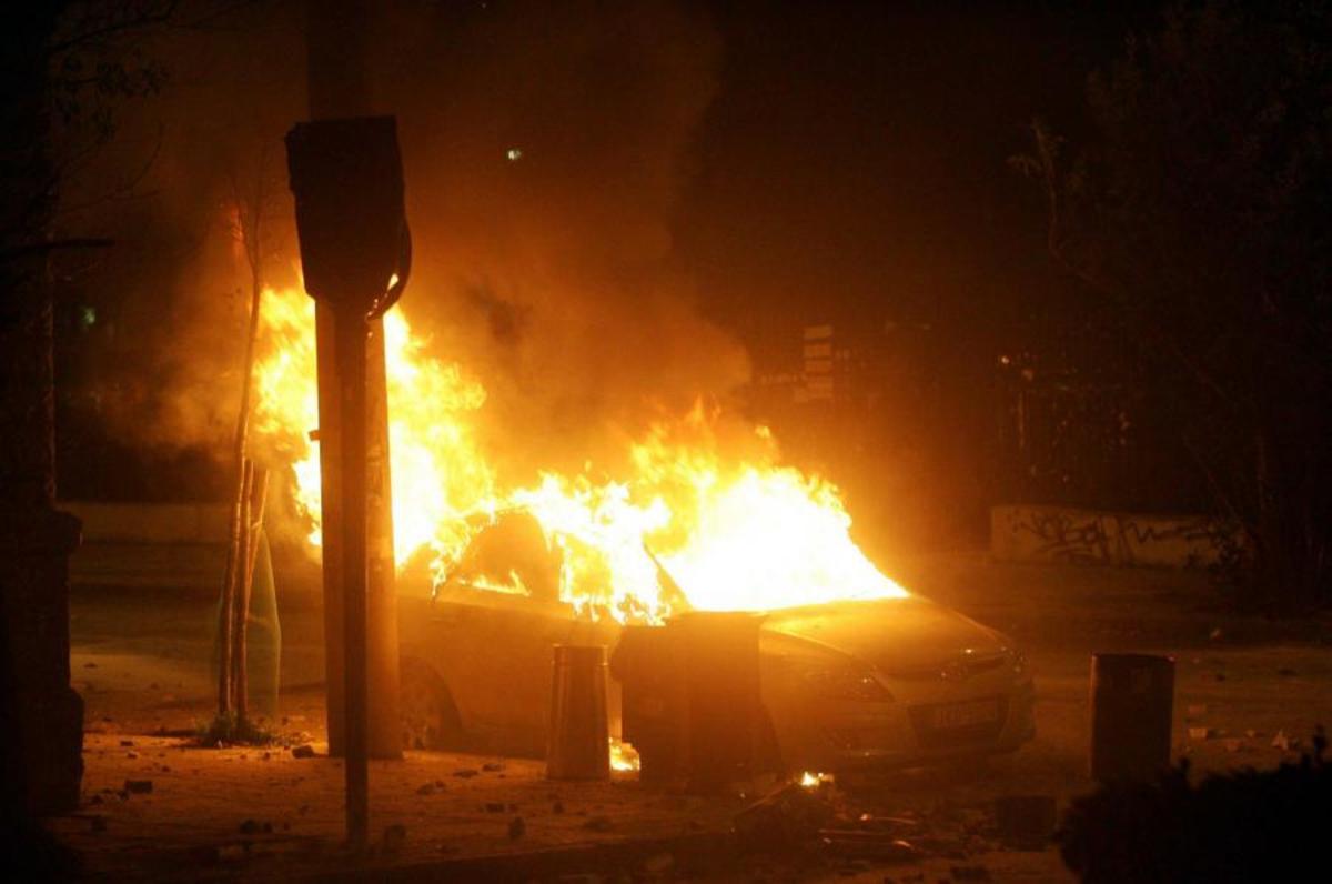 Εμπρηστική επίθεση στα Εξάρχεια