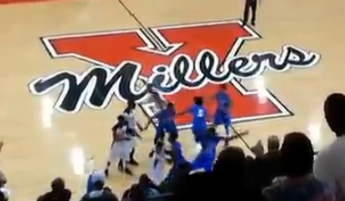 Αυτά δεν…γίνονται! – Έβαλε Buzzer-Beater στο καλάθι της ομάδας του(VIDEO)