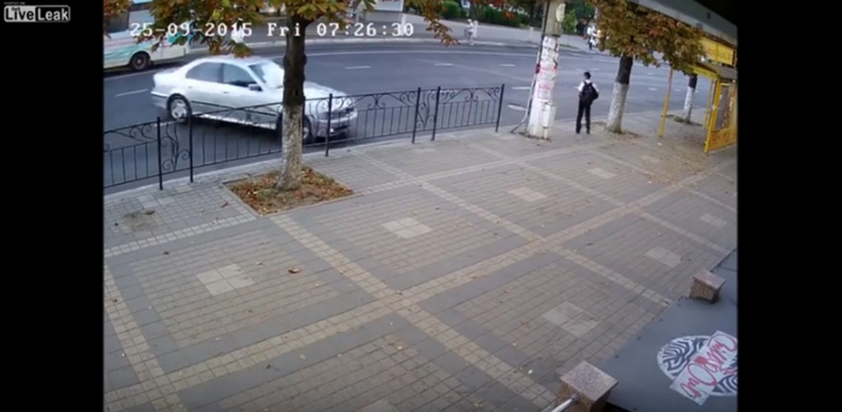 Σώθηκε από θαύμα! Αυτοκίνητο έπεσε σε κολόνα δίπλα του (ΒΙΝΤΕΟ)