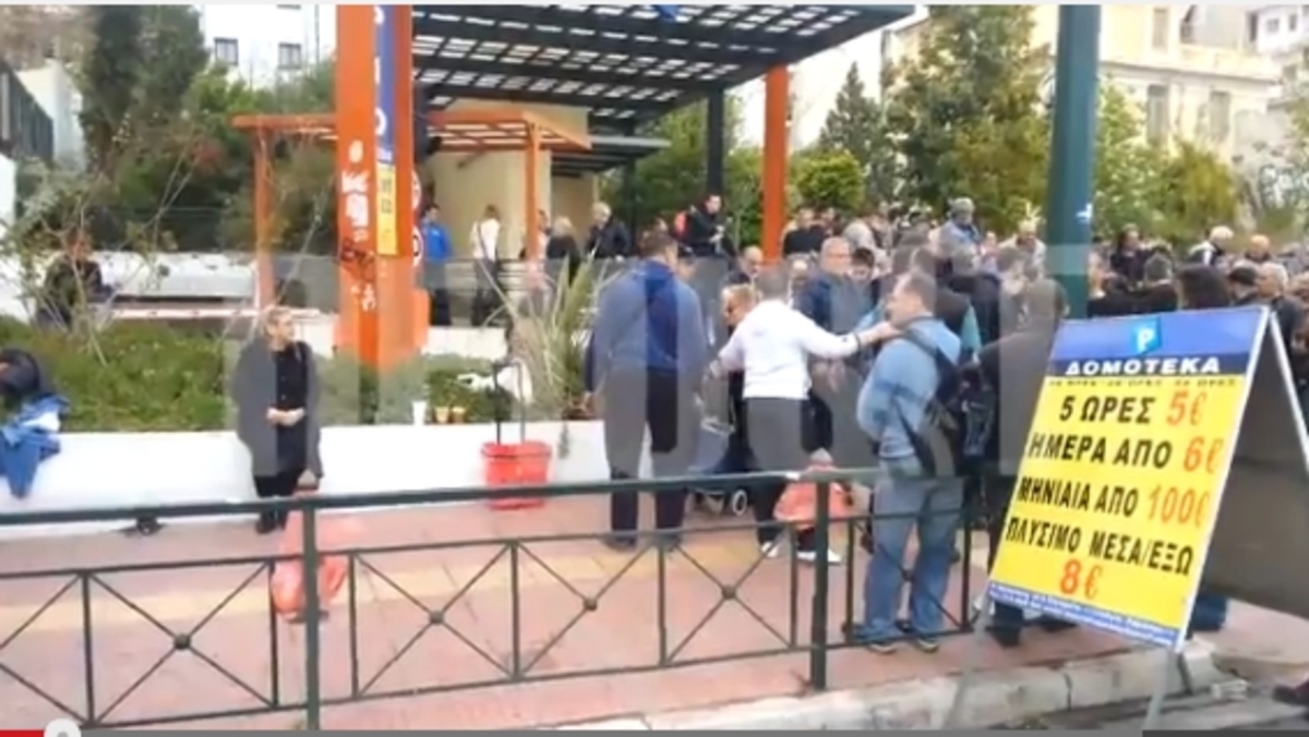 Διανομή τροφίμων από ΧρυσήΑυγή