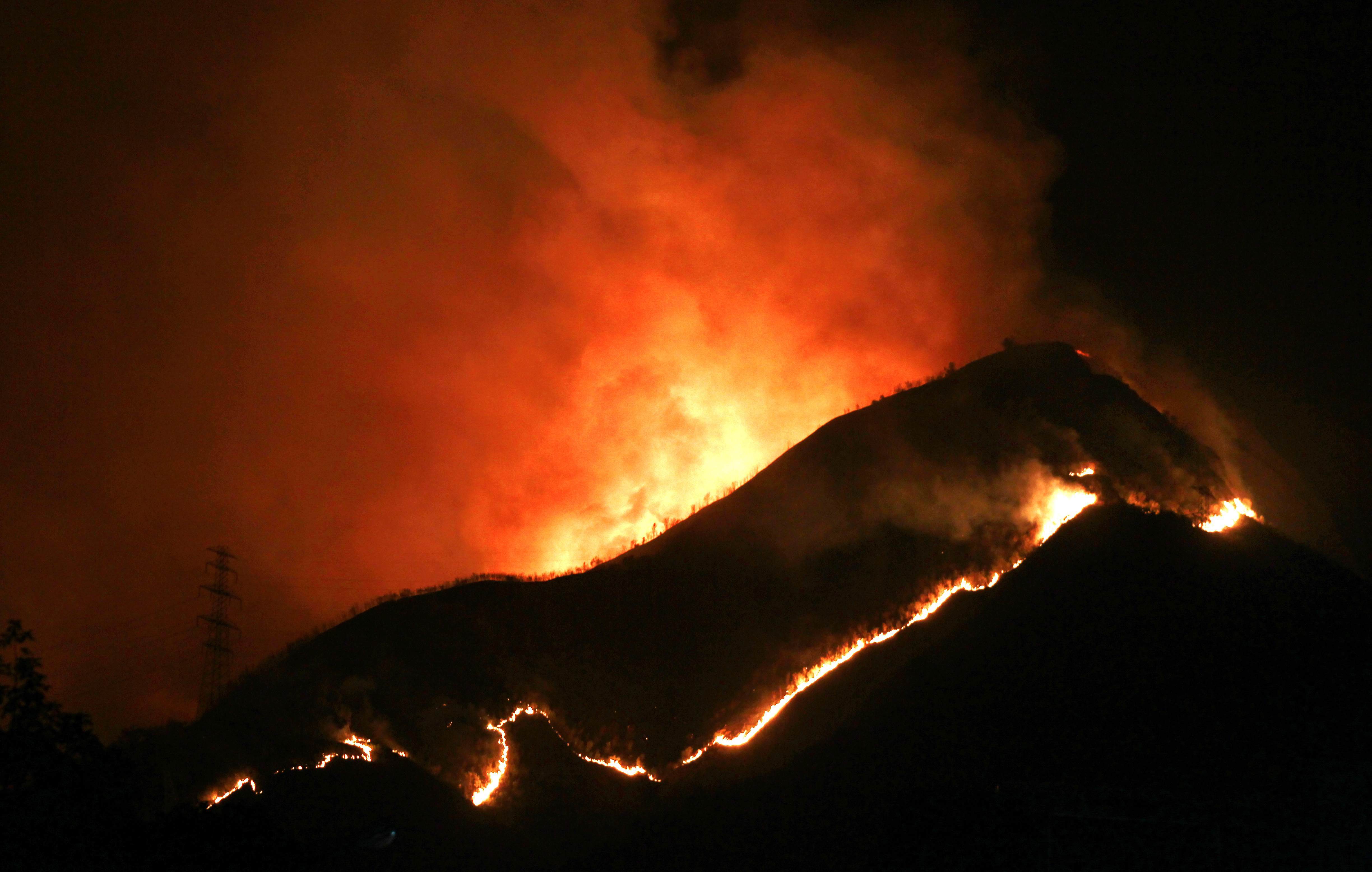 Το όρος Αβίλα καίγεται...ΦΩΤΟ REUTERS