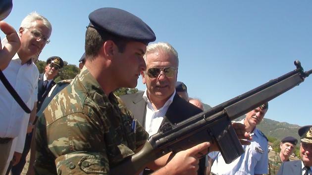 Παραδόθηκε το πόρισμα για τη Χρυσή Αυγή στον Αβραμόπουλο – Τι λέει για εμπλοκή ΕΔ