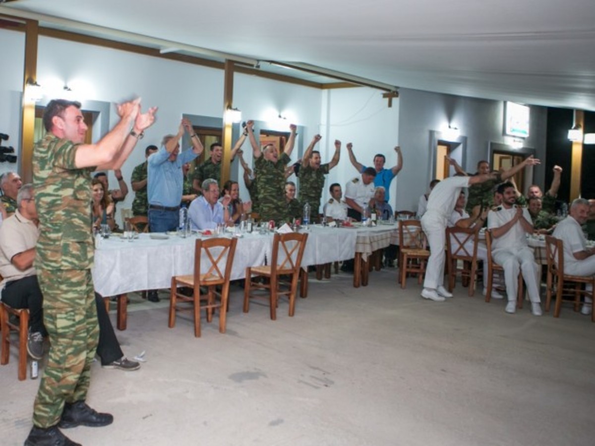BINTEO -ΦΩΤΟ: Αβραμόπουλος πανηγυρίζει στο Αγαθονήσι τα γκολ της Εθνικής μαζί με στρατιώτες