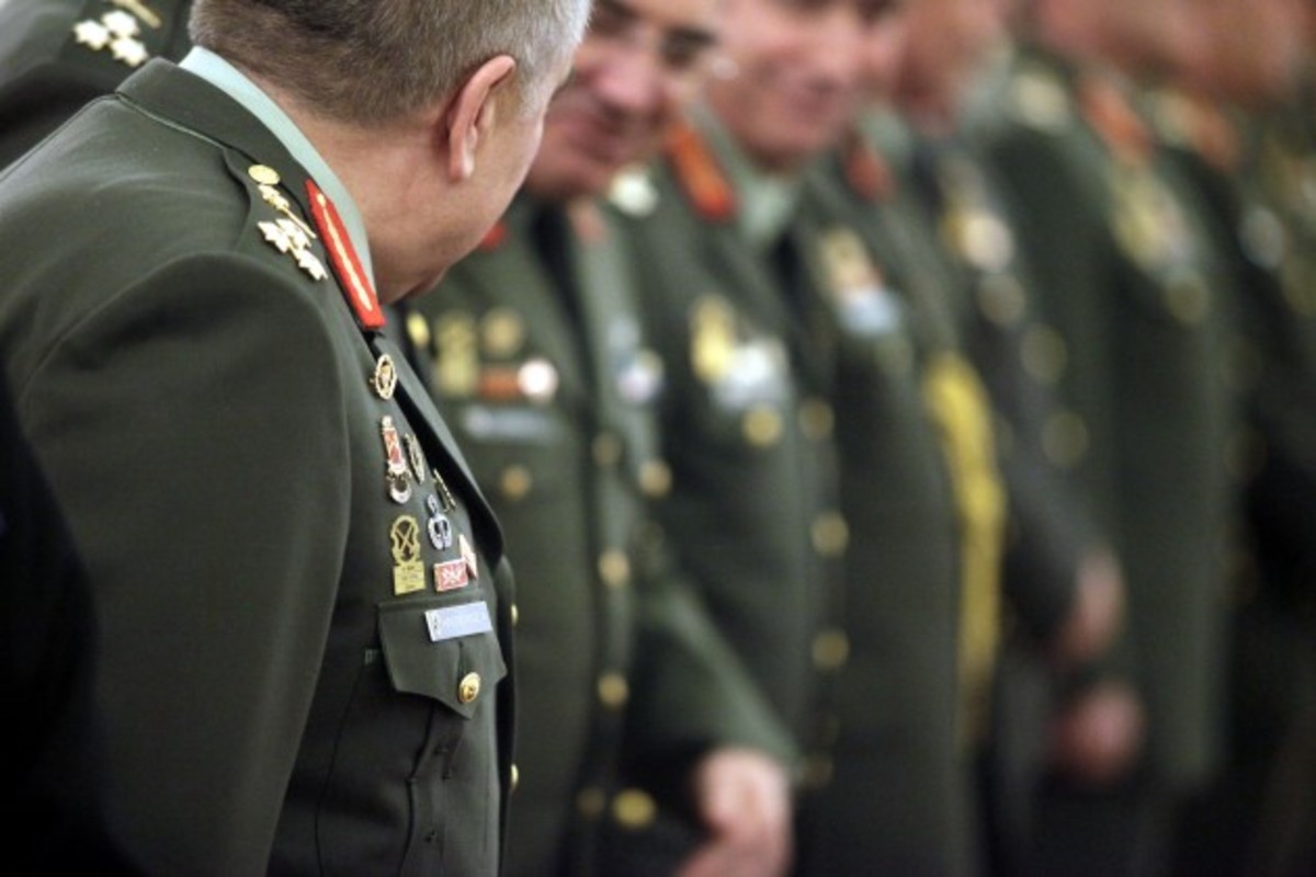 Λυση για ενστόλους μέσω του πολυνομοσχεδίου με υπογραφή Βρούτση