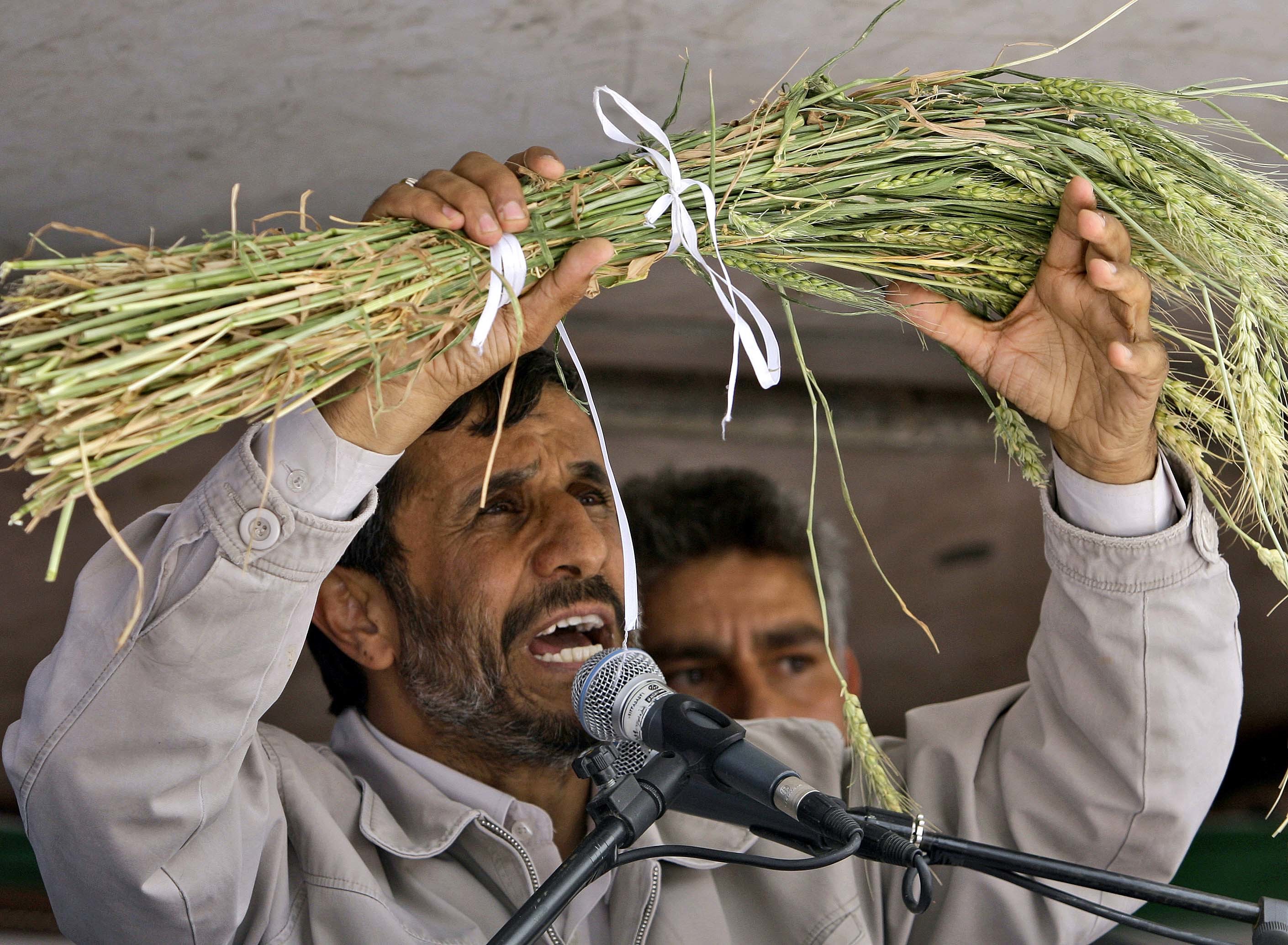 Αχμαντινετζάντ: Ο Τσάβες θα αναστηθεί μαζί με τον Χριστό