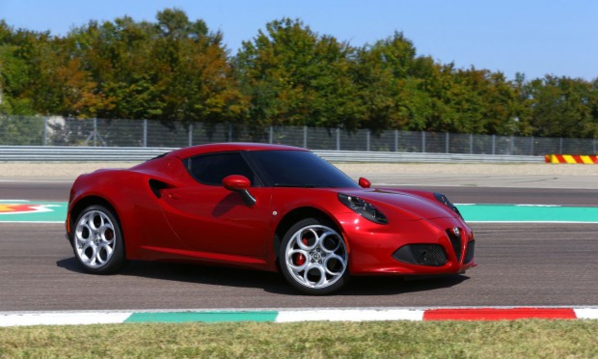 Νέες φωτογραφίες και βίντεο της Alfa Romeo 4C, λίγο πριν το λανσάρισμά της
