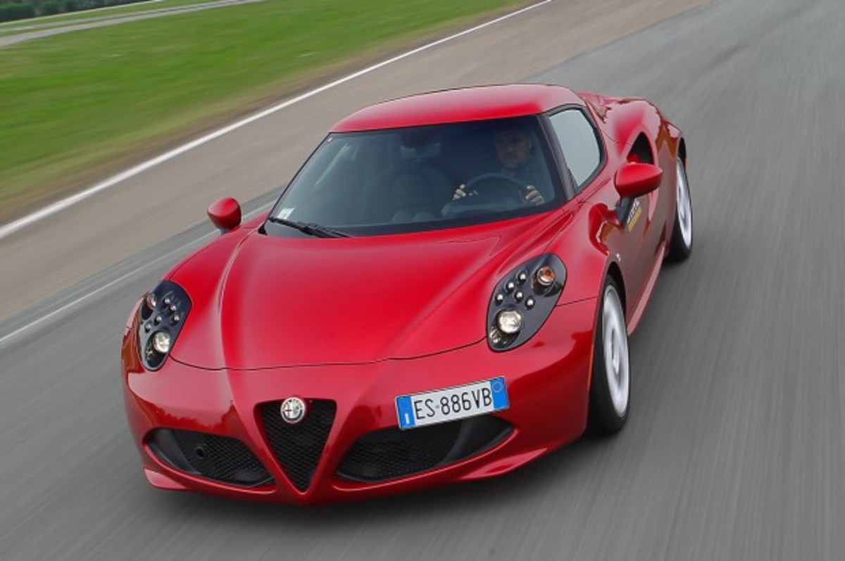 Η Alfa Romeo ετοιμάζει ισχυρότερη έκδοση της εξωτικής 4C
