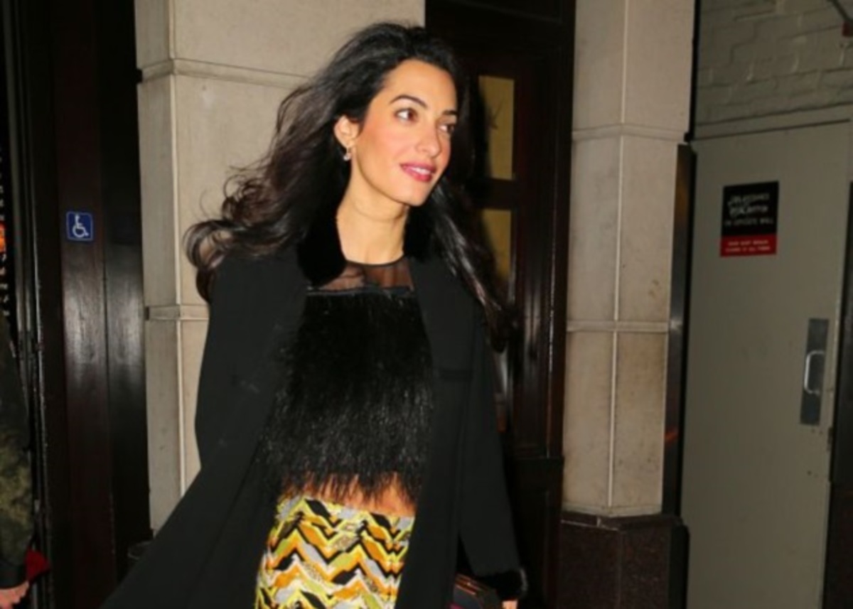 H Amal Clooney σου δείχνει πώς να φορέσεις ένα εμπριμέ παντελόνι το βράδυ!