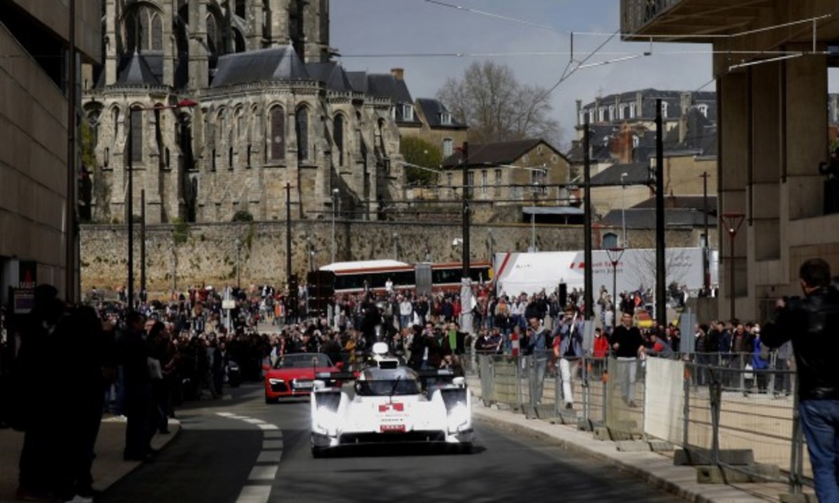 Ντεμπούτο σε δημόσιο δρόμο για το Audi R18 e-tron quattro 2014