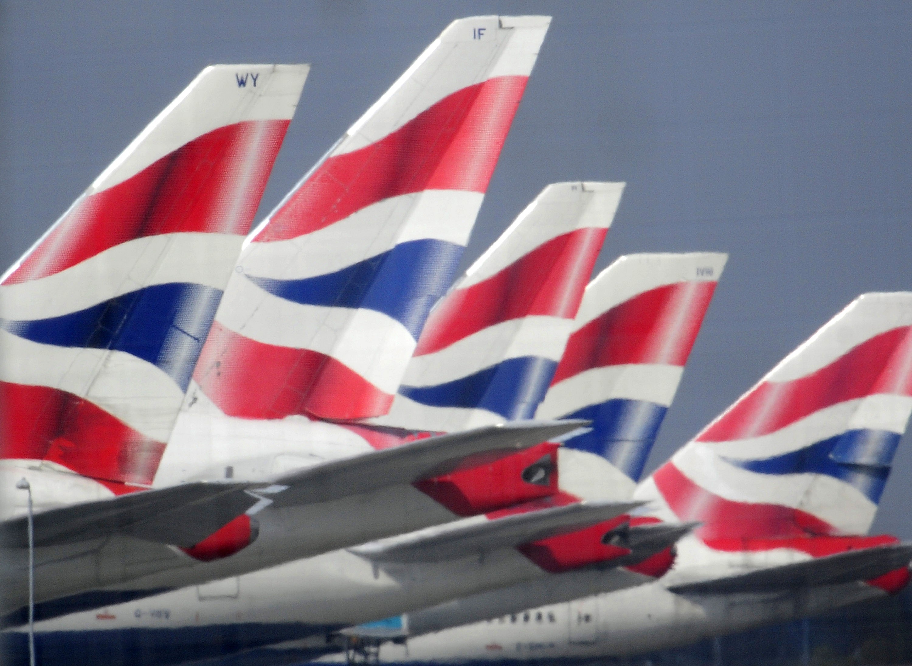 Αεροπλάνα της British Airways στη σειρά καθηλωμένα στο Χίθροου. ΦΩΤΟ REUTERS