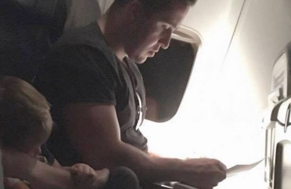 Μωράκι κάθεται στο αεροπλάνο δίπλα σε έναν μπρατσωμένο και σκληρό άνδρα! Το πώς συμπεριφέρθηκε στο μωρό άλλαξε τη γνώμη όλων