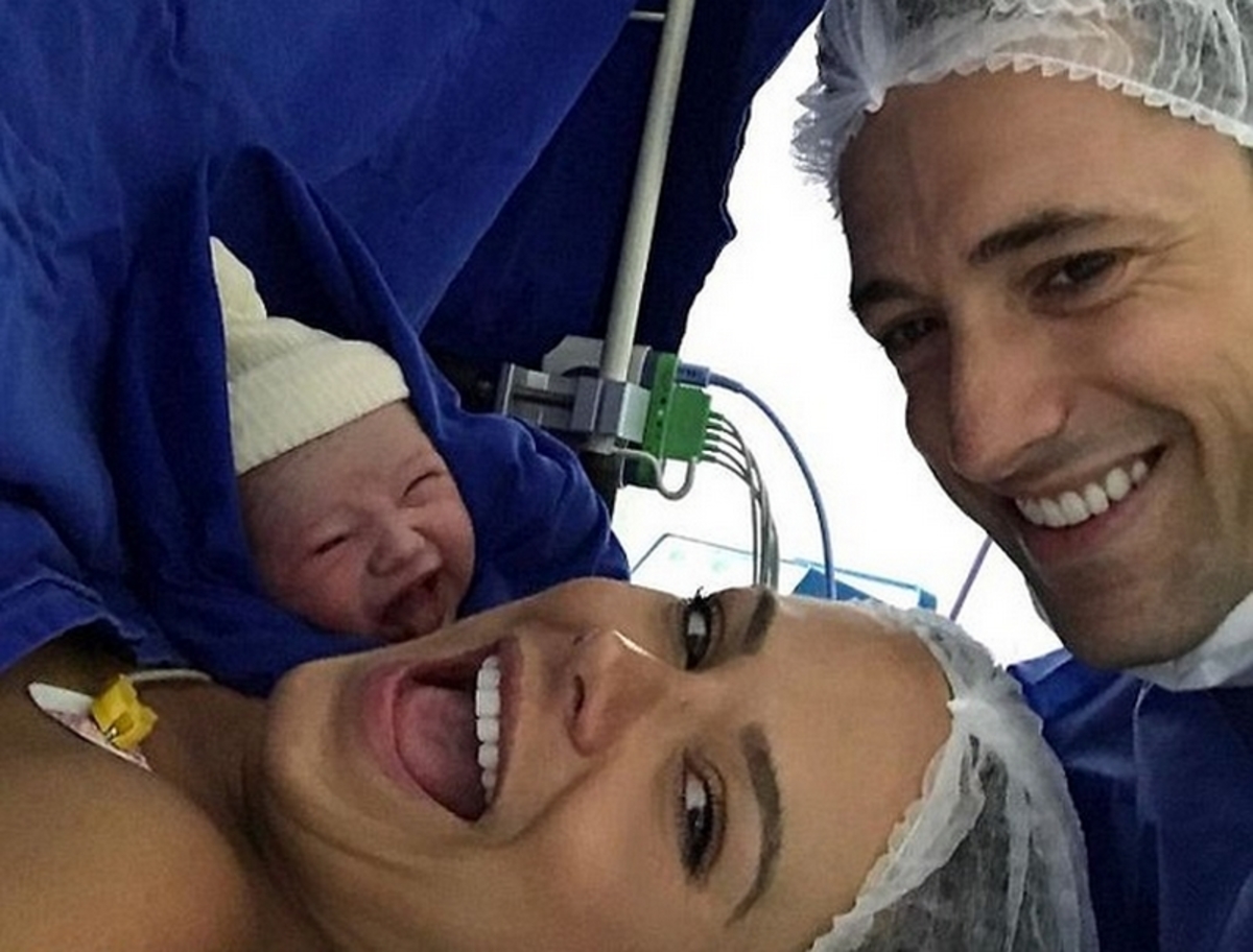 Τα σπάει η selfie λίγο μετά τη γέννηση της κορούλας τους!