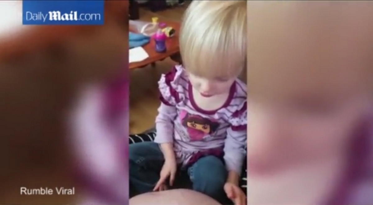 Ξεκαρδιστικό βίντεο! Μιλάει στον αγέννητο αδερφό της: ‘Βγες τώρα’