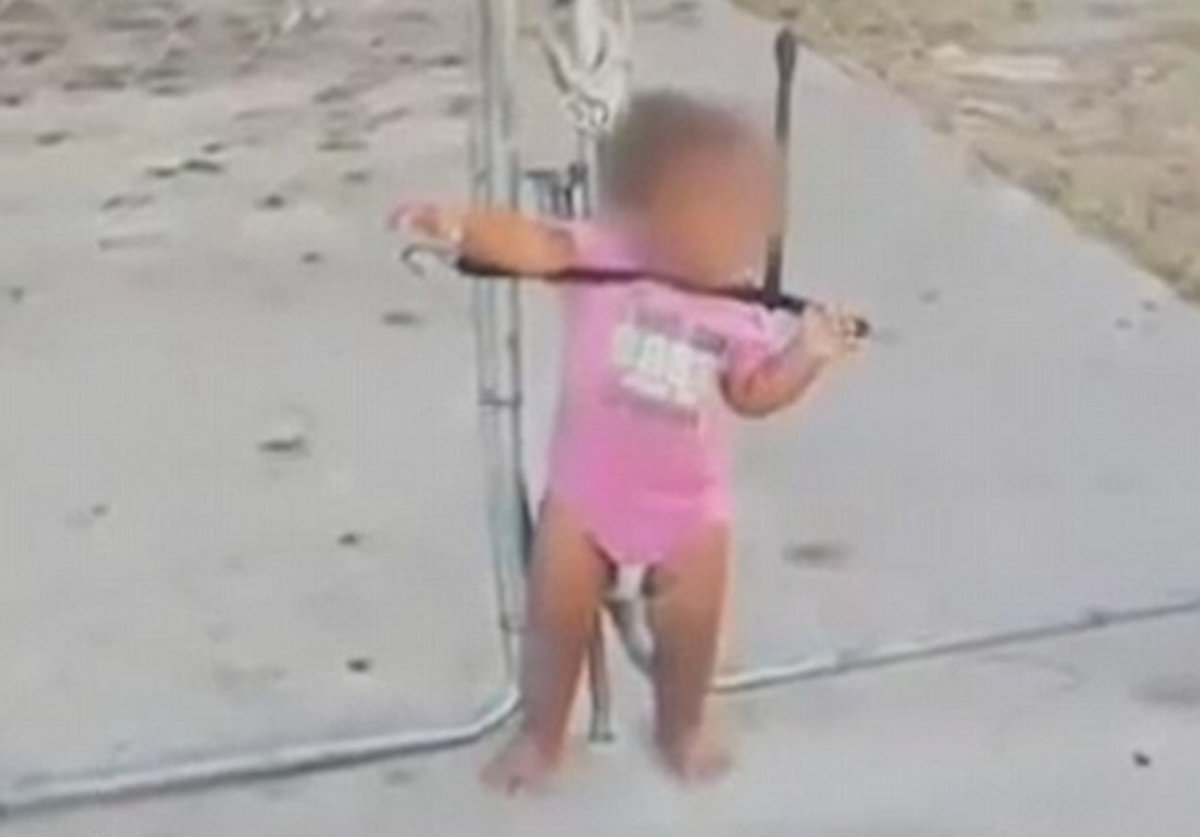 Εικόνες σοκ! Είχαν δέσει κοριτσάκι με σκοινί σε φράχτη – Σώθηκε από τα ουρλιαχτά [vid]