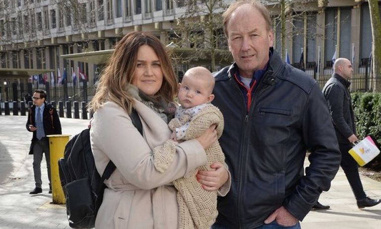 Κράτησαν για τρομοκράτη 3 μηνών μωράκι στην αμερικανική πρεσβεία στο Λονδίνο!
