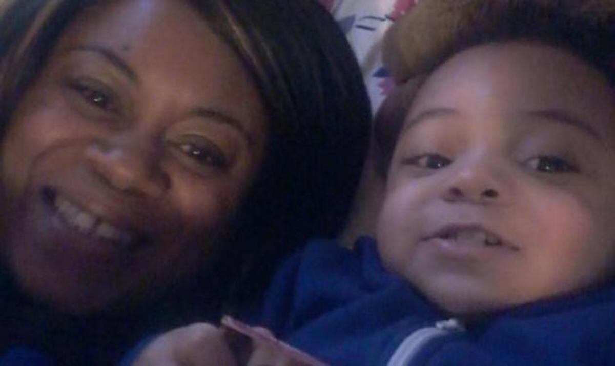 Φρίκη! Μητέρα σκότωσε το μωρό της σε εστιατόριο! Του κρατούσε κλειστό το στόμα μέχρι να πεθάνει