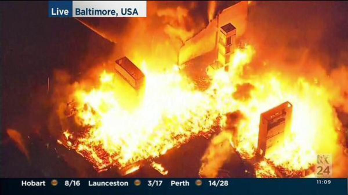 Κόλαση στη Βαλτιμόρη – Επεισόδια για τη δολοφονία αφροαμερικανού – Φωτιές και τραυματίες αστυνομικοί