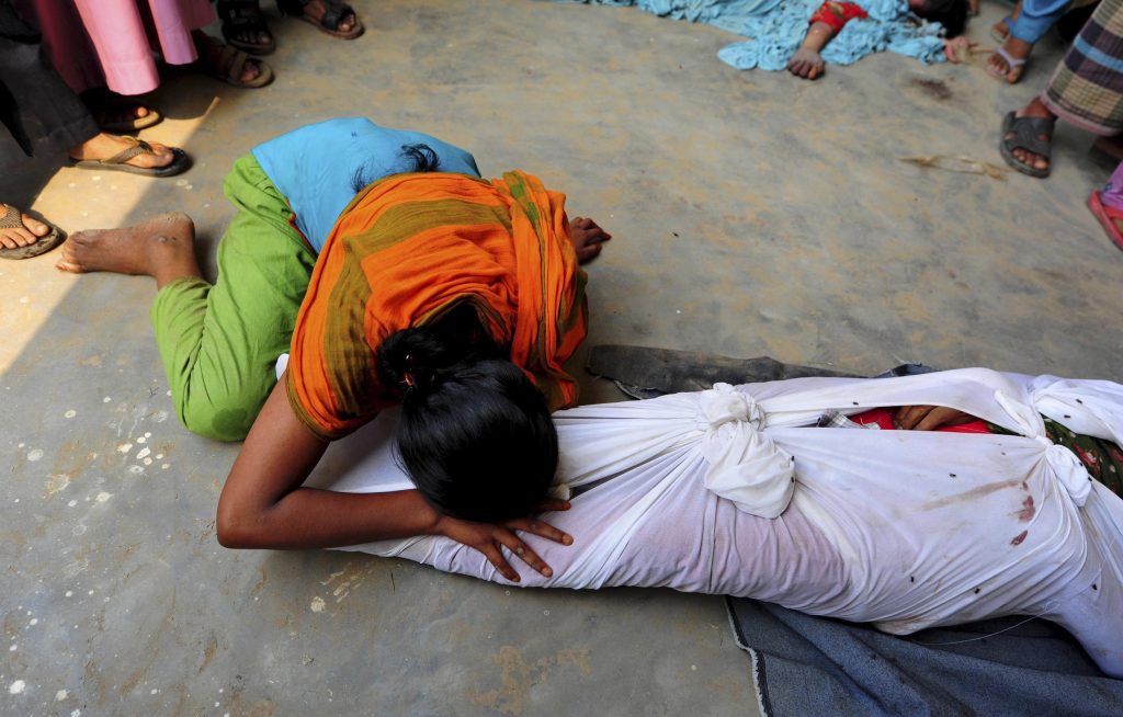 Περισσότεροι απο 230 οι νεκροί στο Μπαγκλαντές – Απίστευτες καταγγελίες για τις συνθήκες εργασίας – ΦΩΤΟ