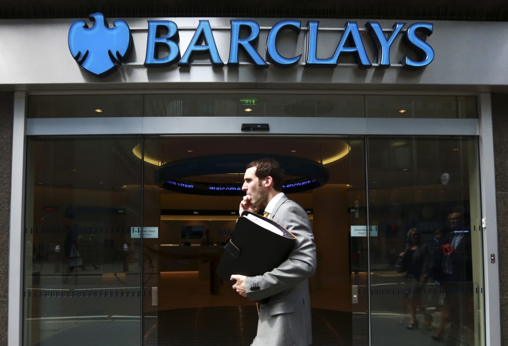 Barclays: «Αρνητικό» outlook από τη Moody’s