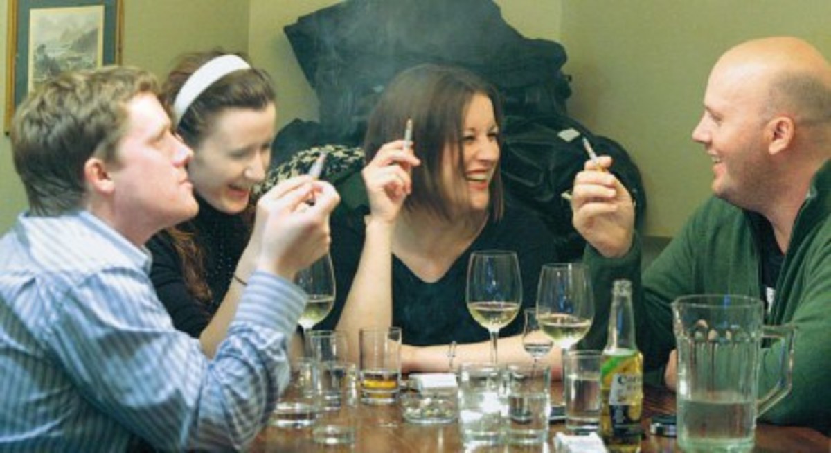 Mόνο ο Αη – Βασίλης δεν κάπνιζε σε μπαρ και εστιατόρια! – Ανύπαρκτοι οι έλεγχοι