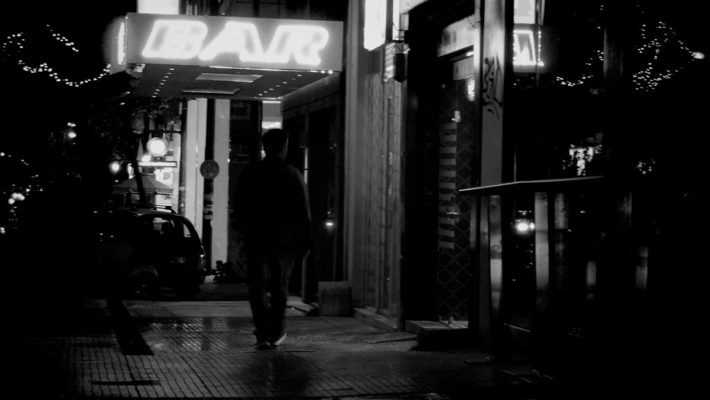 Πασίγνωστος barman της παραλιακής πίσω από τις ροζ αγγελίες και τους εκβιασμούς