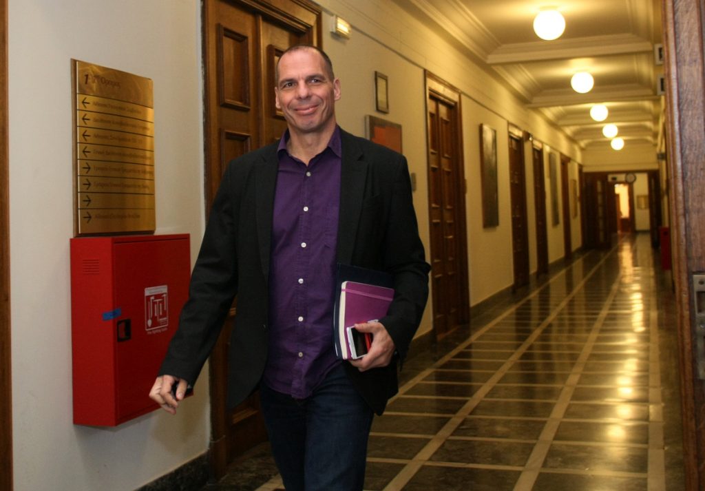Financial Times: Πρόθυμος ο Βαρουφάκης για αυξήσεις στον ΦΠΑ
