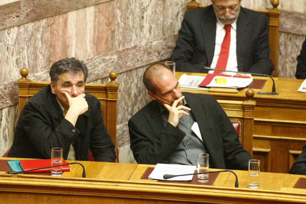 Μετά τον εξάψαλμο των δανειστών στον Γ. Βαρουφάκη ήρθε το πρώτο “εσωτερικό” καρφί – Οι αιχμές του Ευκλείδη Τσακαλώτου