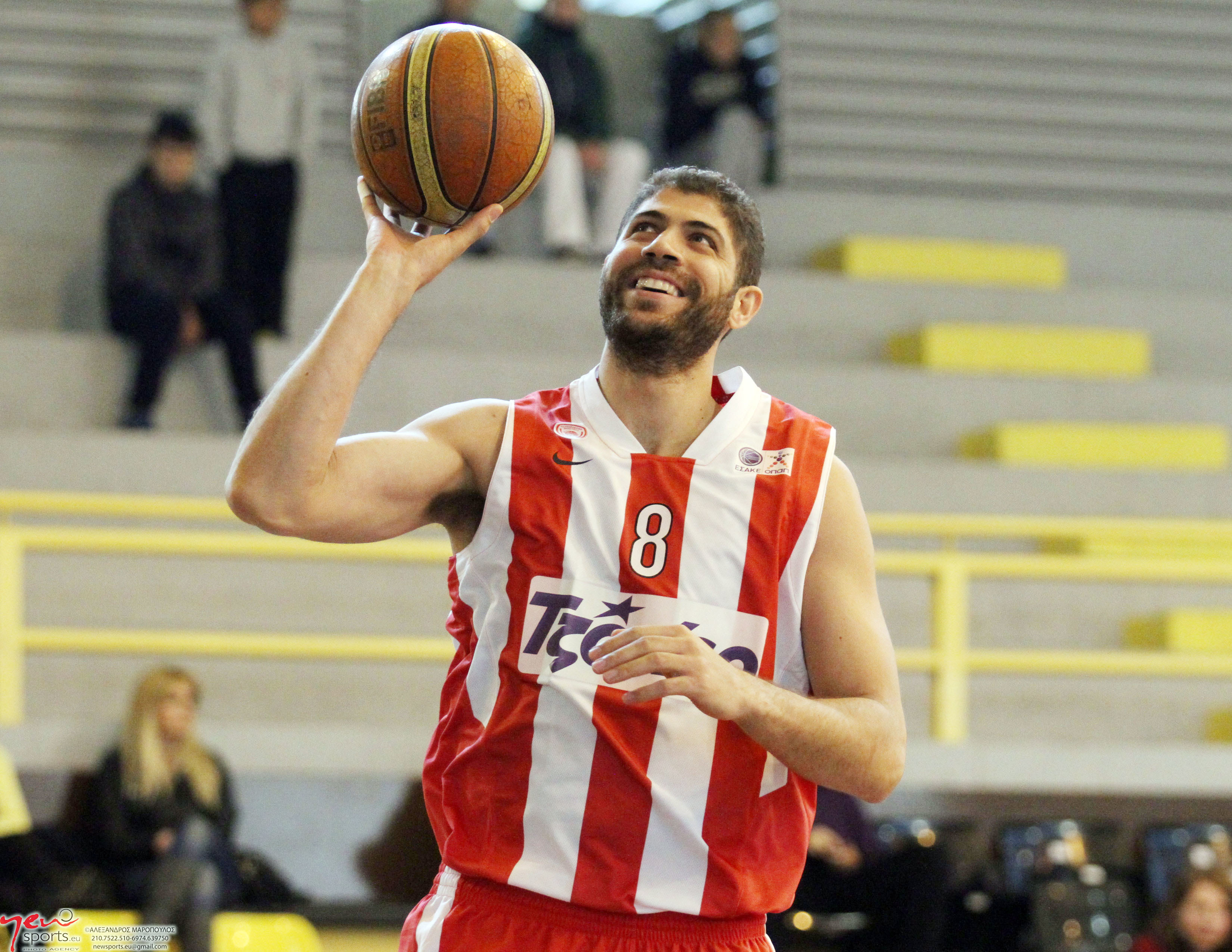 Ο Βασιλόπουλος με την φανέλα του Ολυμπιακού