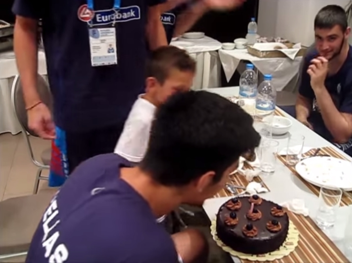 Eurobasket: Σαρώνει με πάρτι, κεράκια, τούρτα η Εθνική ομάδα (VIDEO)