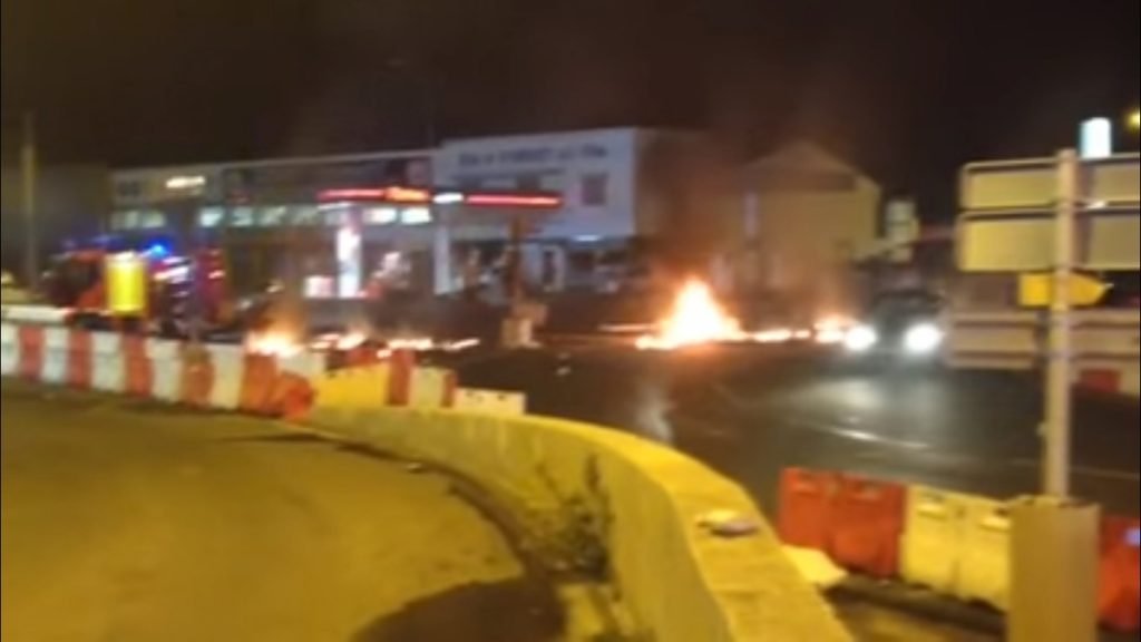 Οπαδοί της Μπαστιά έβαλαν φωτιά σε τράπεζες και τραυμάτισαν αστυνομικούς (VIDEO)