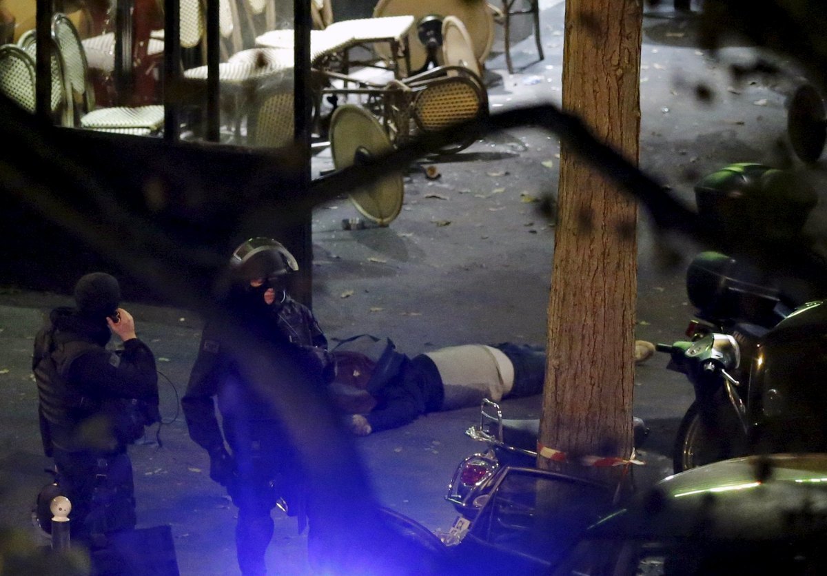 Παρίσι – Συγκλονιστική μαρτυρία επιζώντων: Σερνόμασταν πάνω στα πτώματα