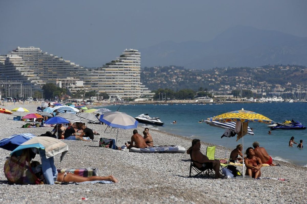 Χαμός σε παραλία γυμνιστών! Κοίταζαν επίμονα, δεν έβγαζαν τα ρούχα τους και πιάστηκαν στα χέρια