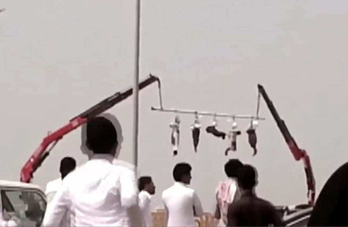 Φρίκη! Αποκεφαλίζουν γυναίκα στη μέση του δρόμου – Ακέφαλα πτώματα κρέμονται για μέρες στη Σαουδική Αραβία