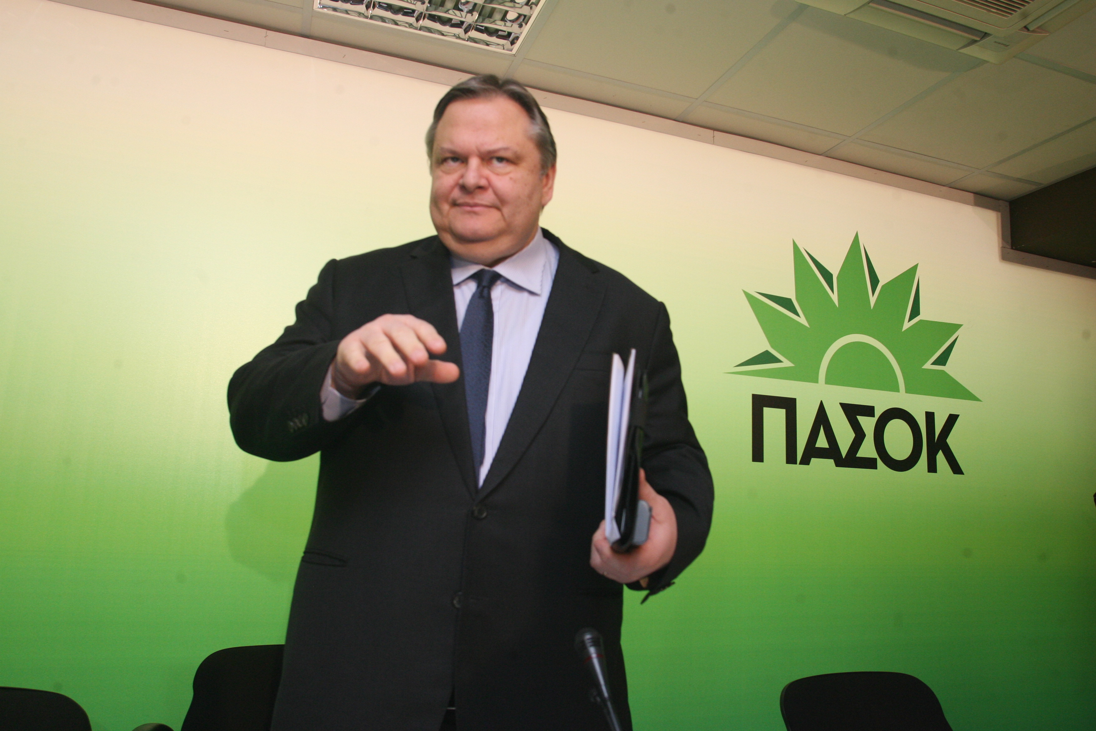 Σύσκεψη πολιτικών αρχηγών για το νομοσχέδιο “σκούπα” ζητάει ο Βενιζέλος