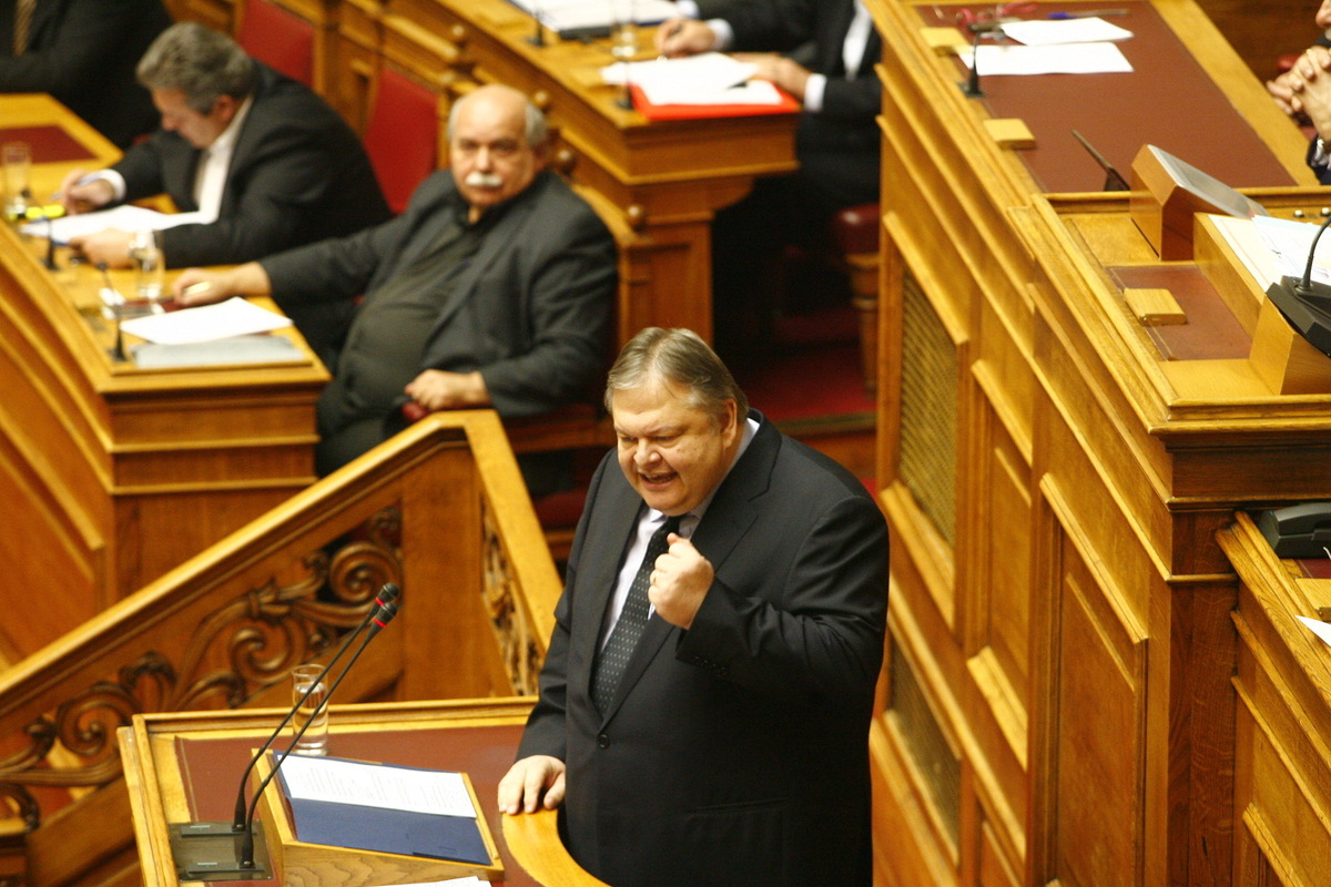 Βενιζέλος προς κυβέρνηση: Υποχωρείτε φωνάζοντας επίθεση