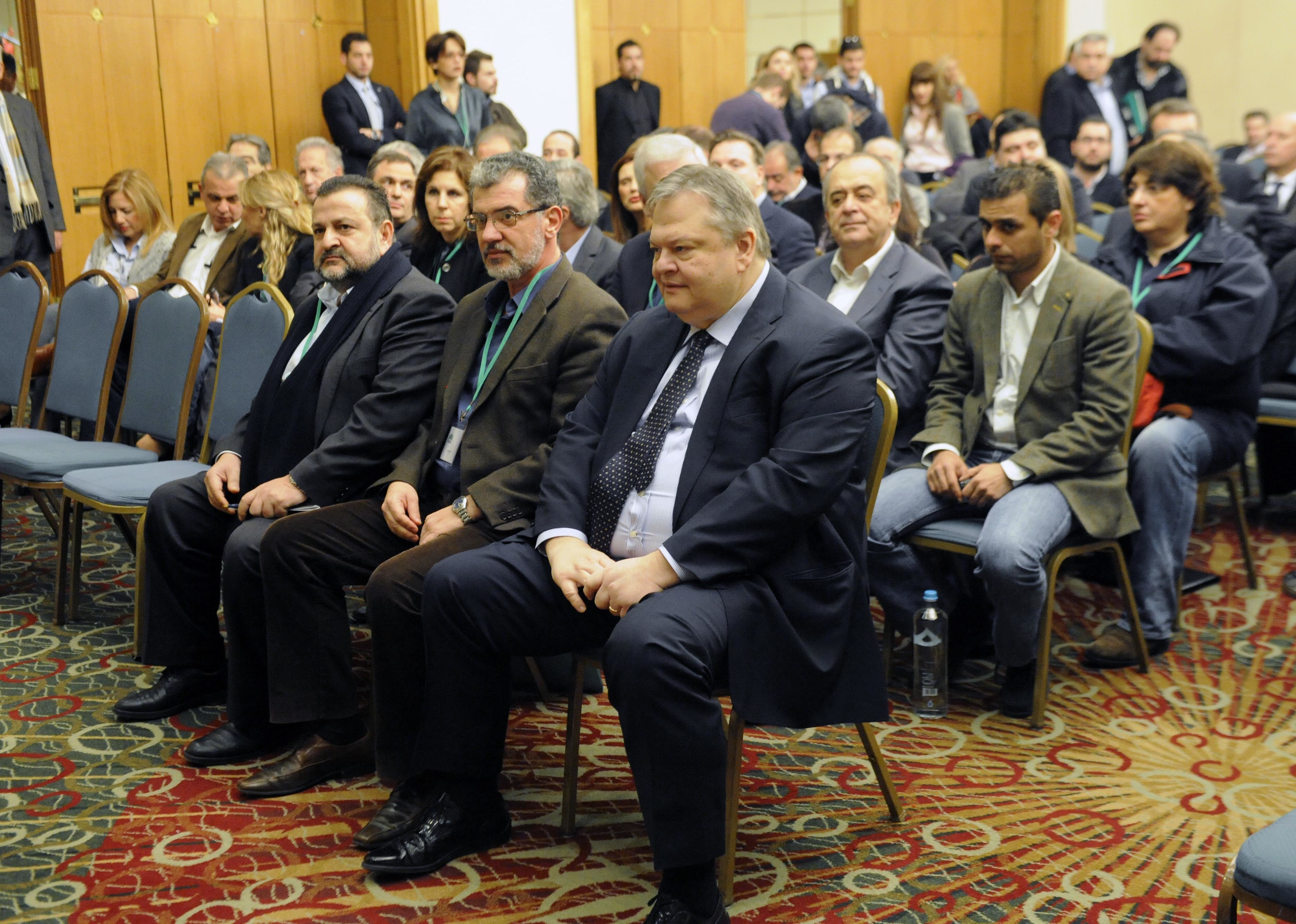 Μόνο ξύλο δεν παίζουν στο ΠΑΣΟΚ – Βενιζελικοί κατά Παπανδρεϊκών – ”Τελειώστε με τη ΝΔ – Μας σφάζουν σαν πρόβατα οι ακροδεξιοί σύμβουλοι του Σαμαρά!”