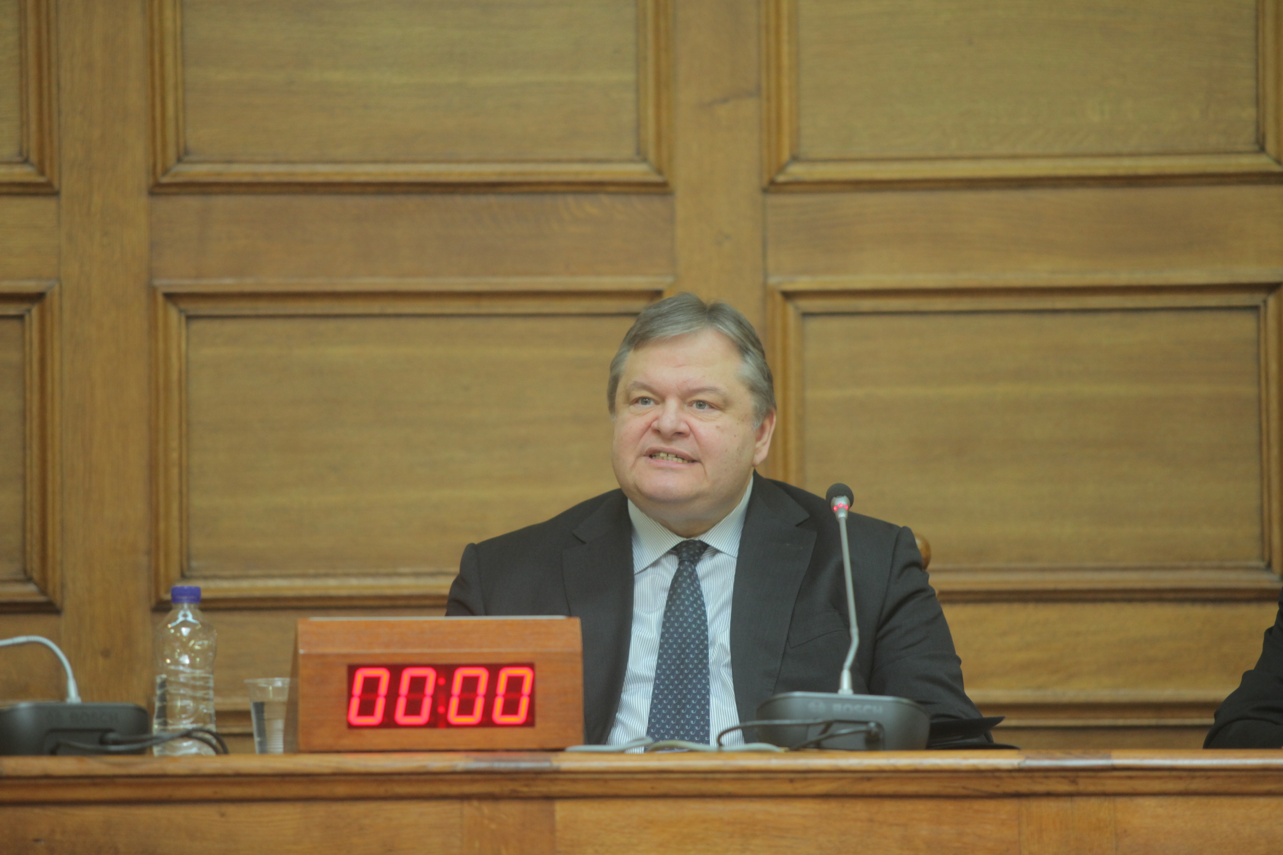 Βενιζέλος: Η ψήφιση του πολυνομοσχεδίου συνδυάζεται με την έξοδο από την κρίση