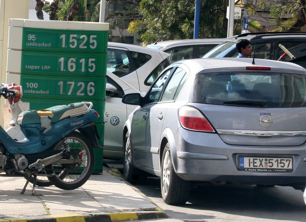 Τα φτηνότερα και τα ακριβότερα πρατήρια βενζίνης σε όλη την Ελλάδα