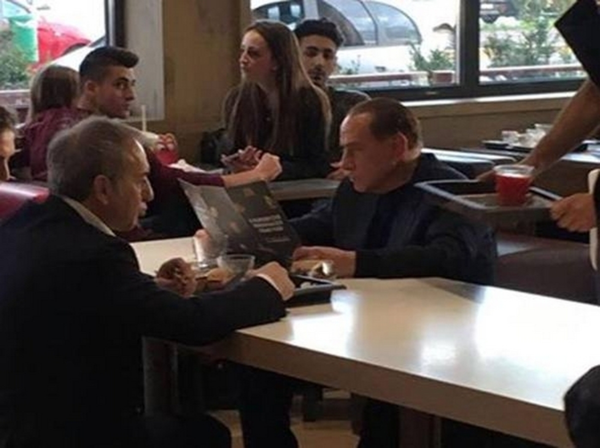 Ο Μπερλουσκόνι έφαγε στα McDonald’s και γκρέμισε τα social media!