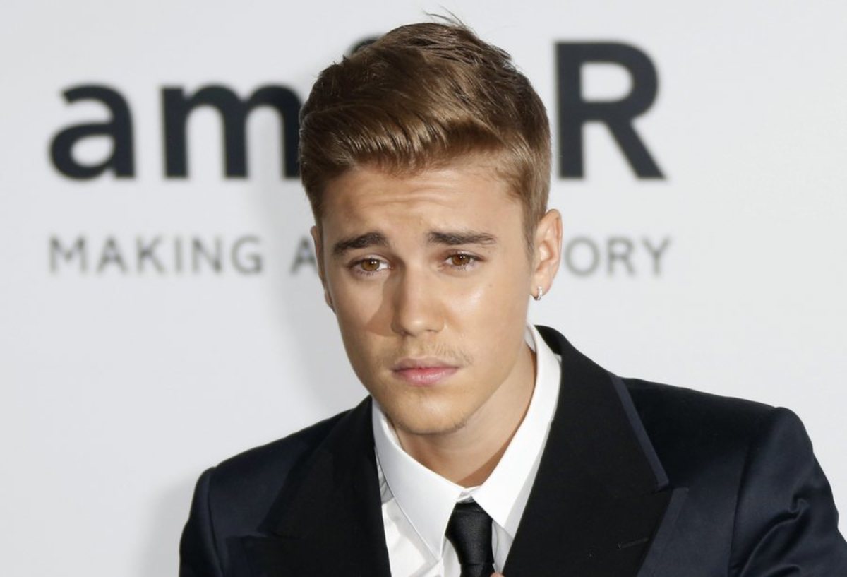 Η Rihanna έφαγε τη σκόνη του Bieber: Είναι ο πιο πλούσιος νέος καλλιτέχνης της χρονιάς