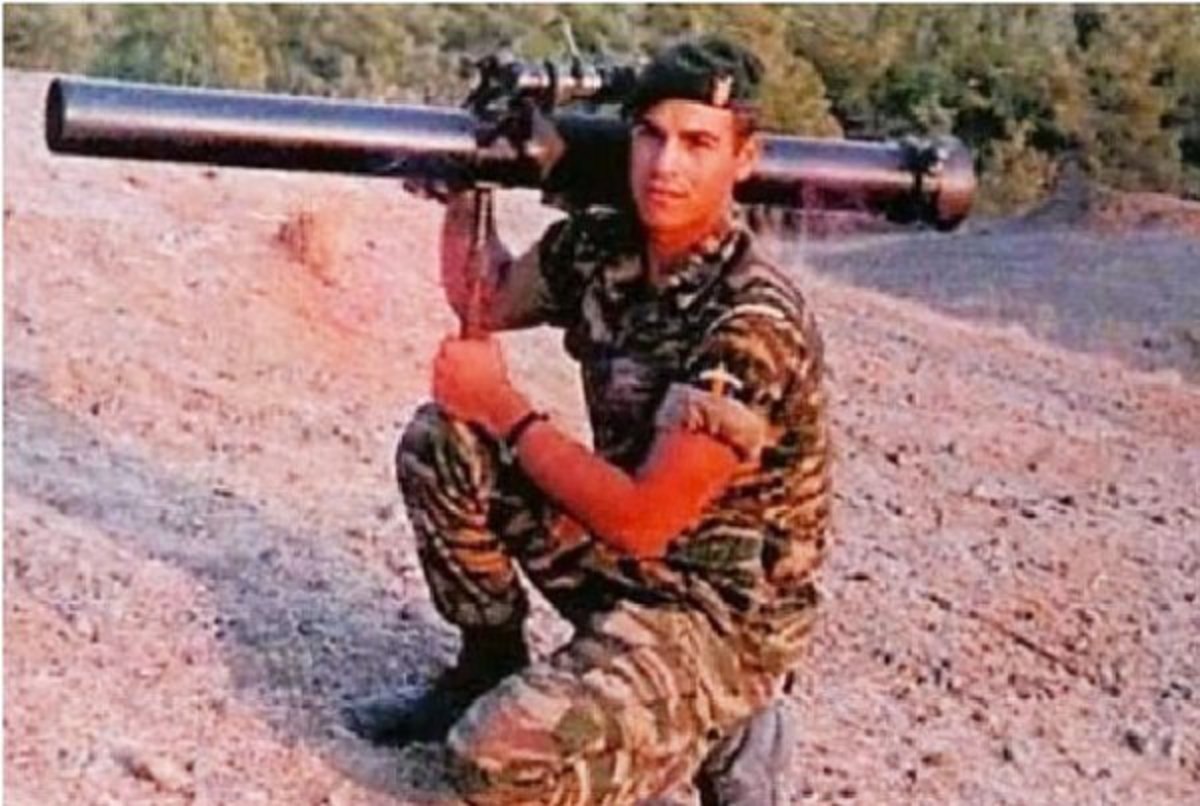 Αυτός είναι ο Έλληνας Ράμπο της Κύπρου – Ο Καταδρομέας Μπικάκης κατέστρεψε 6 τουρκικά άρματα