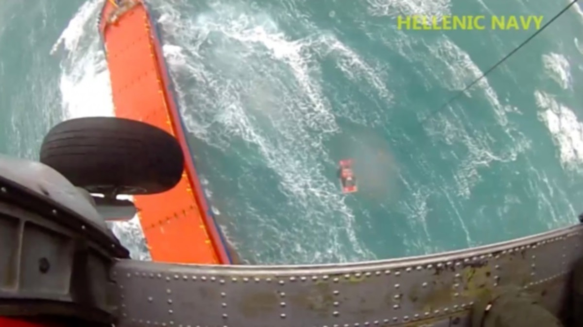 Επιχείρηση διάσωσης σε θύελλα! ΒΙΝΤΕΟ του ΠΝ από ελικόπτερο Sea Hawk