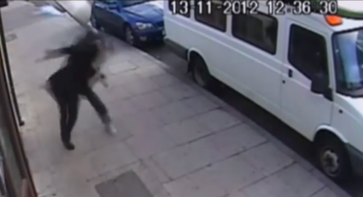 “Παιχνίδι θανάτου”! Χτυπάνε πολίτες χωρίς λόγο μέσα στο δρόμο! Σοκαριστικό ΒΙΝΤΕΟ