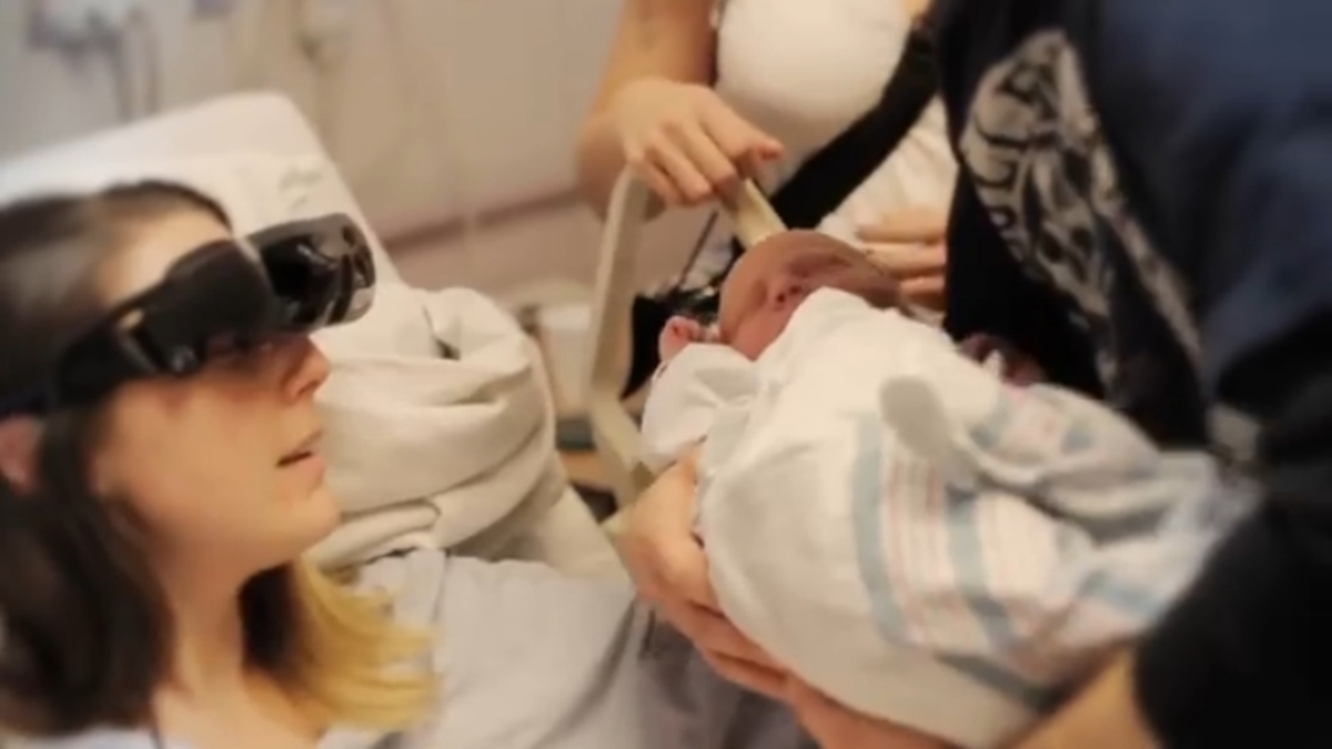 Συγκινητικό βίντεο: Τυφλή μητέρα βλέπει για πρώτη φορά το μωρό της