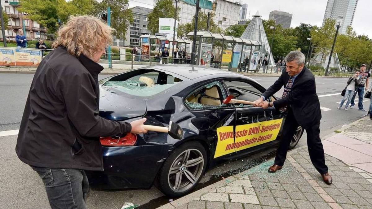 Video: Αγανάκτησε με την BMW M6 και τη διέλυσε έξω από την έκθεση της Φρανκφούρτης