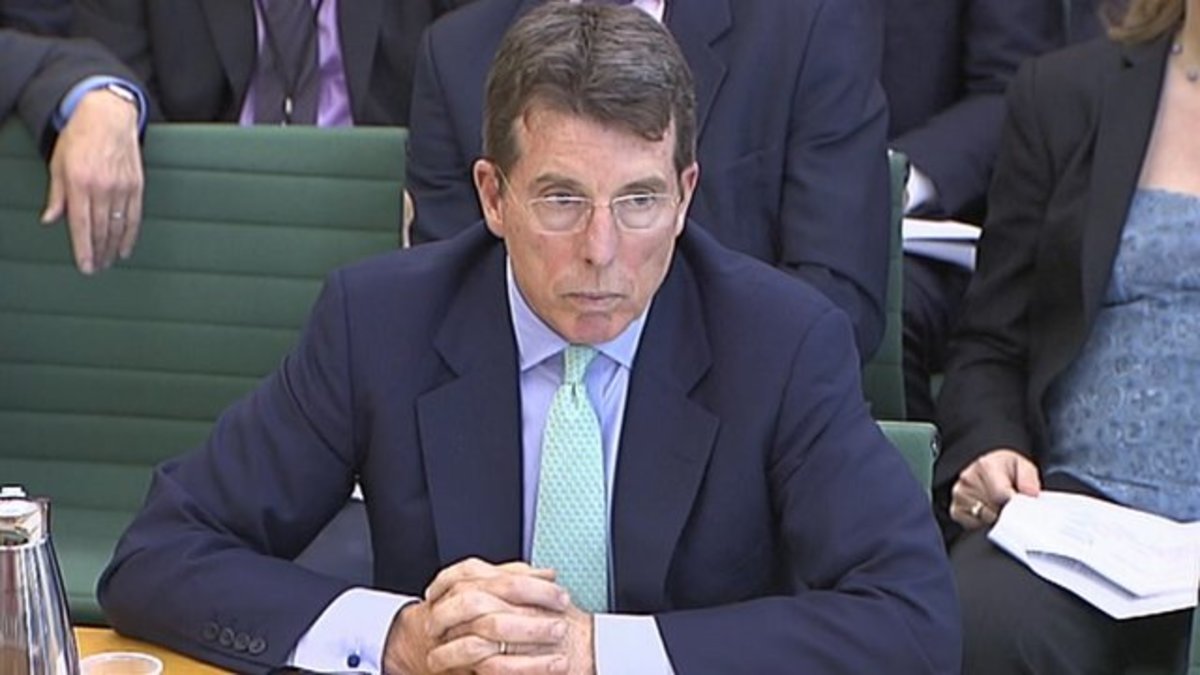 Η γραβάτα έκαψε τον τραπεζίτη”