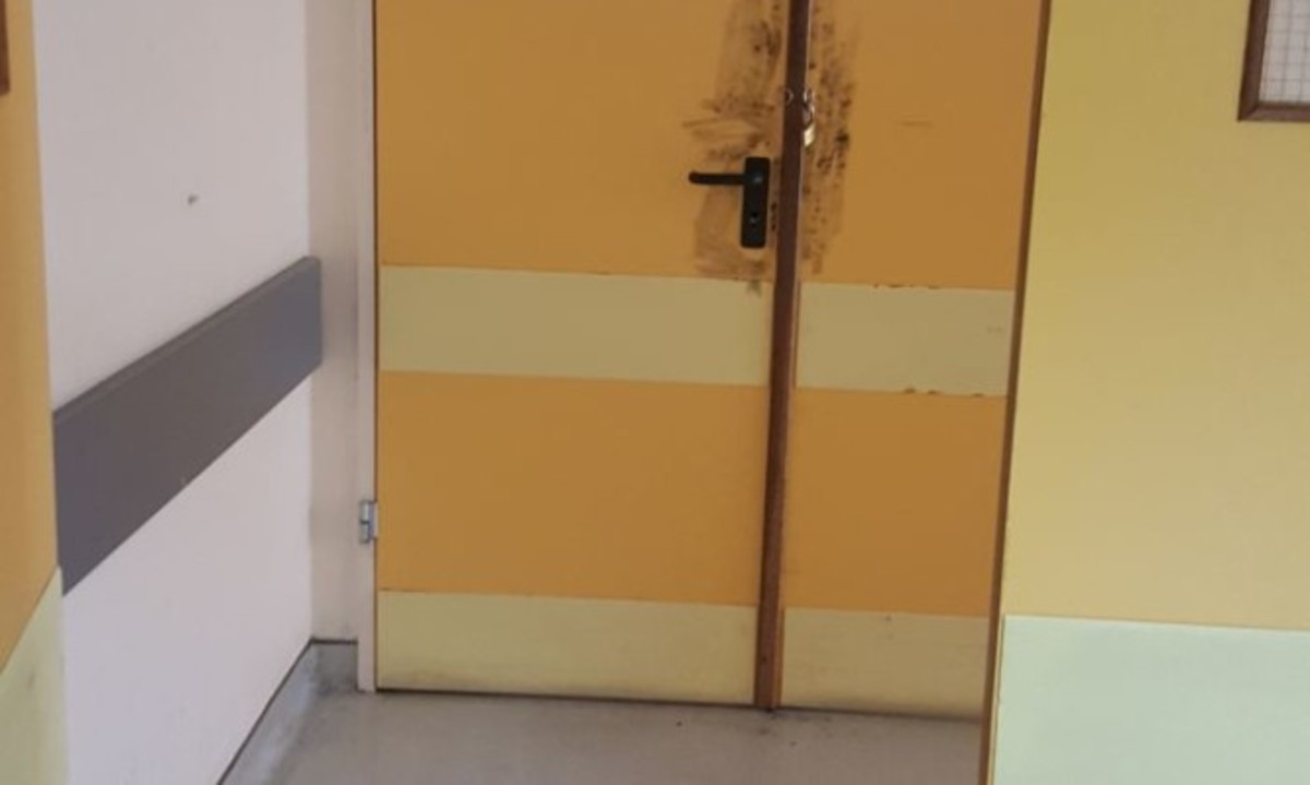 Φωτογραφίες από την παραβιασμένη πόρτα στο Νοσοκομείο Βόλου