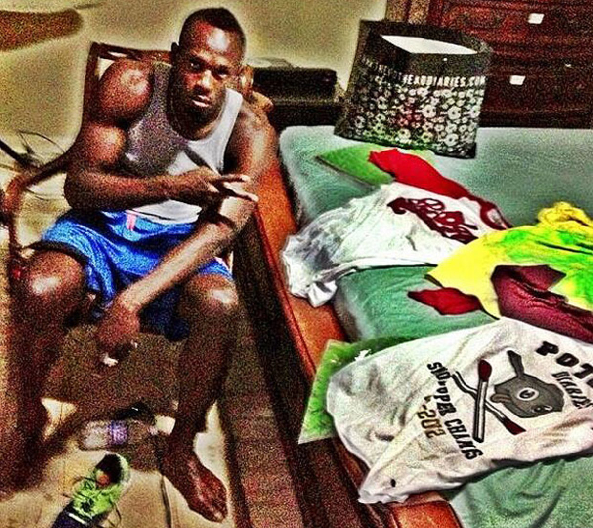 Ο Μπολτ προκαλεί! Φωτογραφήθηκε με μπλούζες που προωθούν την ινδική κάνναβη